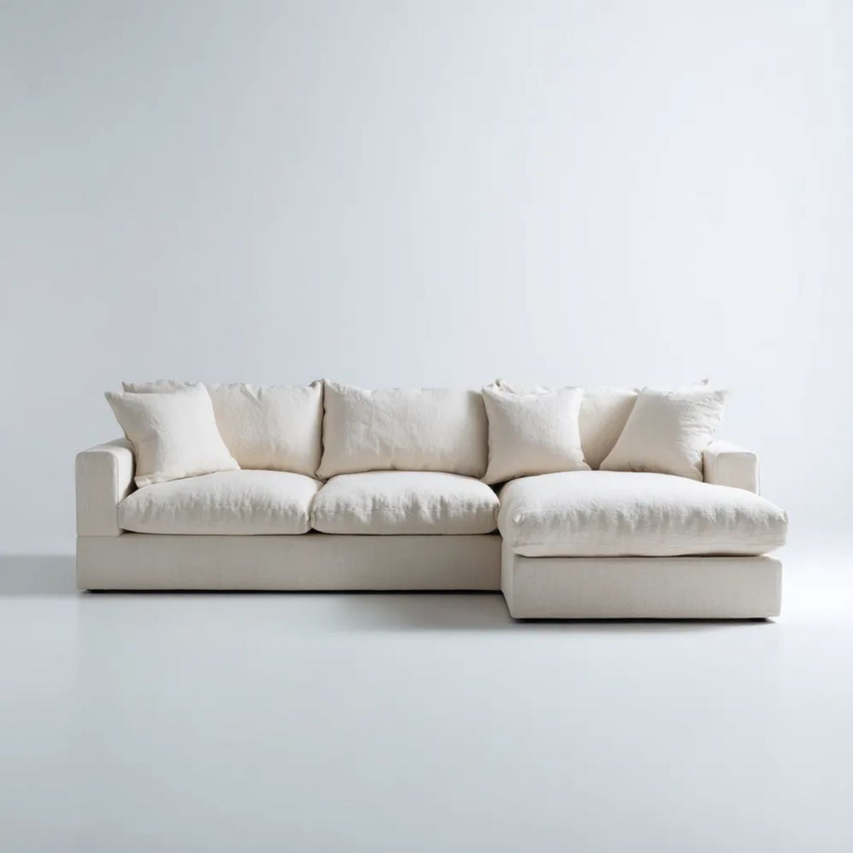 Kremowa sofa narożna z prawostronnym szezlongiem, tapicerka poliestrowa, 280 × 170 × 85 cm